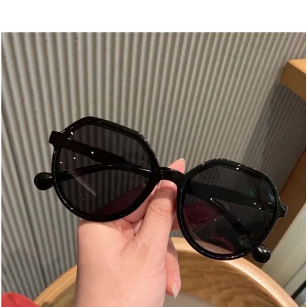 Oversized Retro Black Frame & Lense Sunglasses - Picture 3 of 3